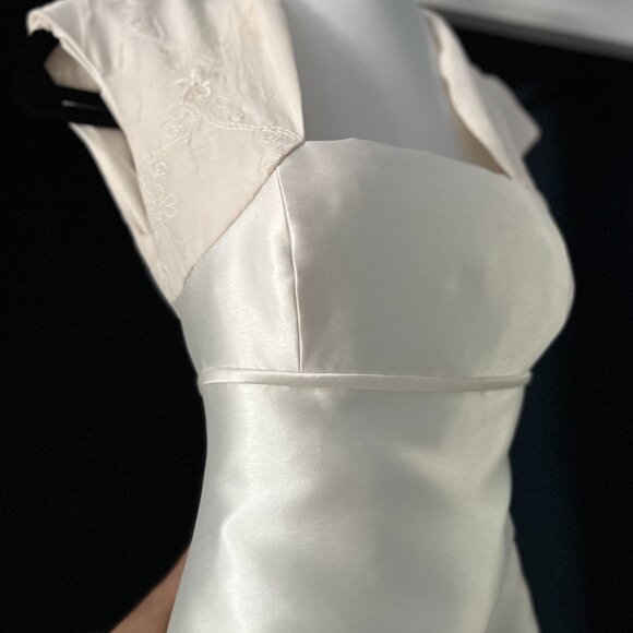 Pronovias Barcelona Size 0 Wedding Gown - Picture 1 of 8